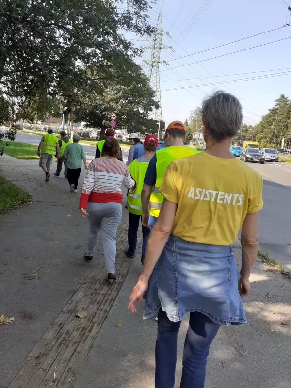 Neatkarīgi no laikapstākļiem, kopā dodamies ārā regulārās pastaigās