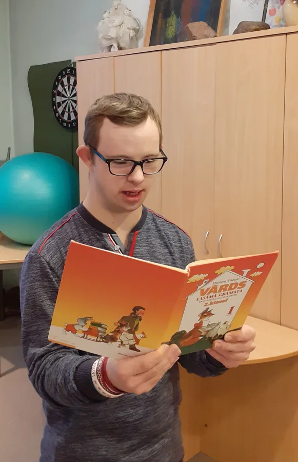 Pasaku lasīšana skaļi veicina ne tikai lasītprasmi, bet arī izkopj valodu un iztēli